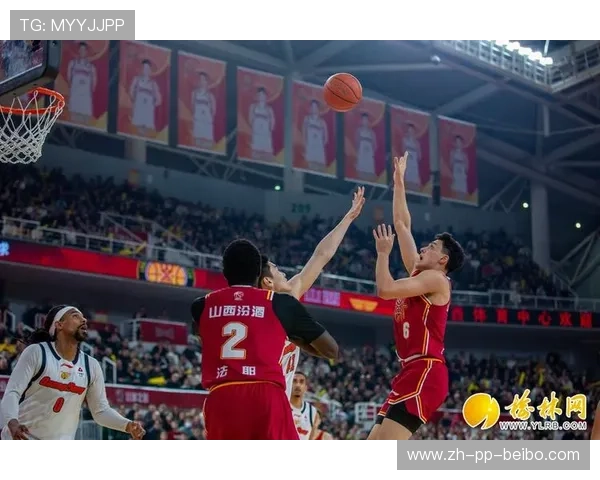 足球队员在CBA看球的图片：篮球与足球交融的瞬间